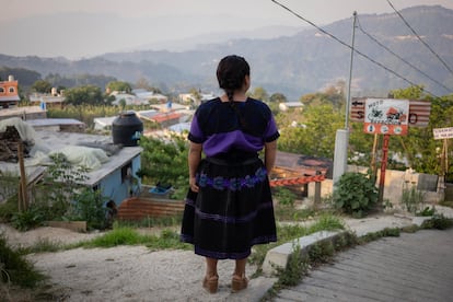 Magdalena, una mujer indígena tsotsil originaria de San Andrés Larráinzar, Chiapas. Desde los cinco años ha tenido que sobrevivir a violencia familiar, violencia de genero y violencia institucionall. 