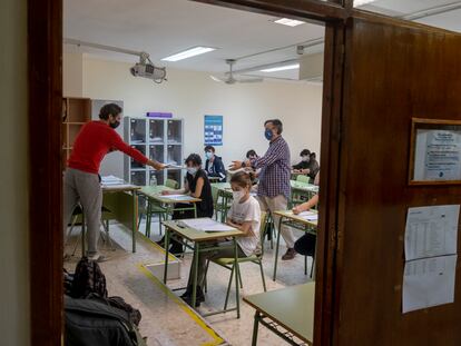 Los alumnos de Bachillerato Internacional del Colegio Internacional San Francisco de Paula, en Sevilla, esperan a realizar el examen de Literatura.