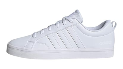 Estas zapatillas blancas Adidas para hombre combinan con todo.
