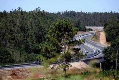 Imagen de la autopista Santiago-Lalín, por la que apenas circulan 5.800 vehículos al día, a su paso por Boqueixón.