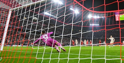 Kane (derecha) marca de penalti el tercer gol del Bayern ante el Leverkusen