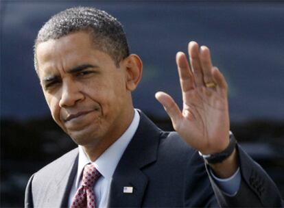 El presidente Barack Obama saluda al llegar ayer a la Casa Blanca.