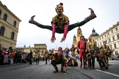 Un grupo de bufones participa en el desfile de disfraces celebrado durante la apertura de la 186ª edición del Oktoberfest en Múnich (Alemania).