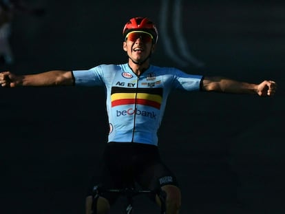 Remco Evenepoel celebra su victoria al cruzar la línea de meta.