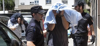 Dos de los detenidos en la última fase del caso Bahía son escoltados durante su traslado a los juzgados gaditanos.