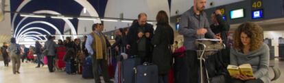 Cola de pasajeros en la terminal de salidas del aeropuerto sevillano de San Pablo.