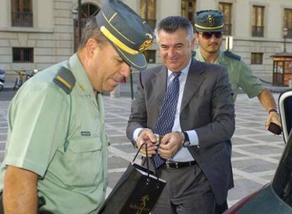 Juan Antonio Roca, esposado, a su llegada al Tribunal Superior de Justicia de Andalucía, en Granada.