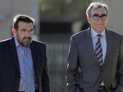 El exvocal del Consejo de Administración de Caja Madrid José María de la Riva (i), y el exconsejero de la entidad, Jorge Gómez Moreno (d), a su llegada a sede de la Audiencia Nacional en 2016.