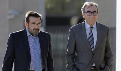 El exvocal del Consejo de Administración de Caja Madrid José María de la Riva (i), y el exconsejero de la entidad, Jorge Gómez Moreno (d), a su llegada a sede de la Audiencia Nacional en 2016.