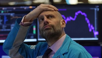 Meric Greenbaum, administrador de mercado (designated market maker), mira las pantallas de valores minutos antes de la apertura de la sesión en Estados Unidos. Wall Street se desplomó un 7% en la apertura.