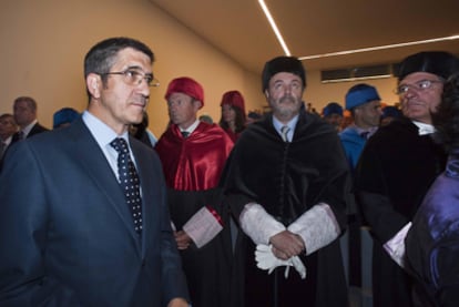 Patxi López, Juan José Ibarretxe, Pello Salaburu y el exrector, Manuel Montero, ayer en la apertura del curso académico de la UPV.