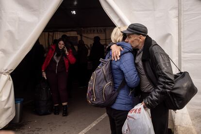 Un hombre abraza a una mujer que ha llegado desde Mariupol a un campamento de refugiados en Zaporiyia. Las tropas rusas mantienen su ofensiva a gran escala en Ucrania, y en las últimas horas se han intensificado los ataques en el sudeste del país.