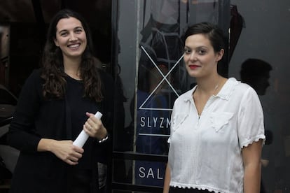 Natalia Sly (izquierda) y Larisa Zmud en la entrada de su galería en el barrio de Chacarita durante la inauguración de la muestra de los artistas Valeria Maculán y Daniel Basso.