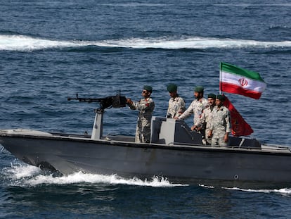 Soldados iraníes participan en abril de 2019 en una exhibición en sus aguas territoriales.