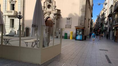 Terraza de un bar cerrado de la Plaça de Sant Francesc.