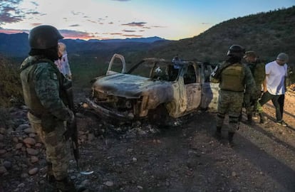 Soldados vigilan el vehículo donde viajaba la familia Lebaron en noviembre de 2019.