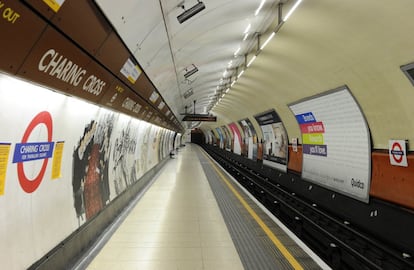 La Asociación de Trabajadores Asalariados del Transporte (TSSA, por sus siglas en inglés) ha asegurado que la segunda jornada de huelga en el Metro de Londres ha provocado la reducción en un 70 por ciento de este servicio, según ha informado la cadena de televisión pública británica BBC. En la imagen, andén vacío en la estación de metro de Charing Cross.