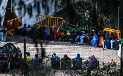 Migrantes acogidos en el campamento de Las Raíces, un antiguo terreno militar en La Laguna (Tenerife).