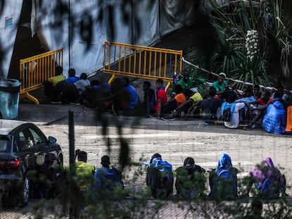 Migrantes acogidos en el campamento de Las Raíces, un antiguo terreno militar en La Laguna (Tenerife).
