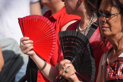 Varias personas se abanican por el calor durante el desfile de armas de los alardes de San Marcial, a 30 de junio de 2025, en Irún (Gipuzkoa), este lunes.