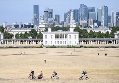 Paseantes en un reseco parque de Greenwich, en Londres, el pasado 6 de agosto. 