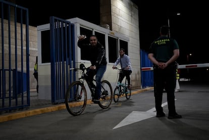 Los dos primeros ciudadanos en cruzar la frontera desde Melilla a Marruecos por el paso fronterizo de Beni Enzar, este martes.