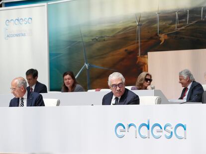 El consejero delegado de Endesa, José Bogas; su presidente, Juan Sánchez-Calero y el CEO saliente de Enel, Francesco Starace, en la junta de Endesa.