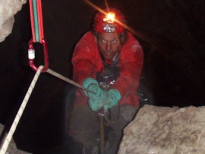 El geólogo Raúl Pérez asciende por la sima cántabra CS-9.
