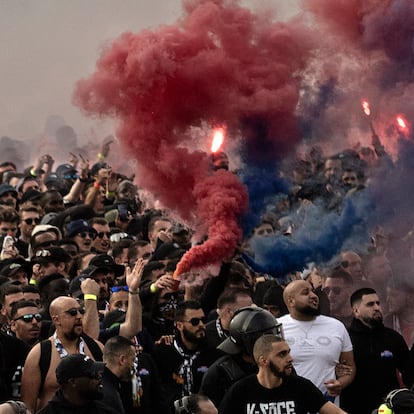 Reportaje sobre el auge del holliganismo en el fútbol - 16/04/2024 – Barcelona vs PSG- Manifestation of PSG fans towards the stadium- ©Paolo Manzo -----PIEFOTO----- Radicales del Paris Saint-Germain son escoltados hacia el Estadi Olímpic antes del inicio del partido que enfrentará a su equipo con el FC Barcelona el 16 de abril.