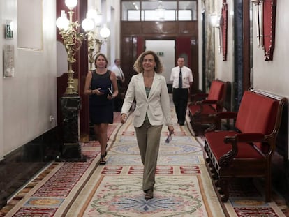 La presidenta del Congreso, Meritxell Batet, en un pasillo de la Cámara baja.