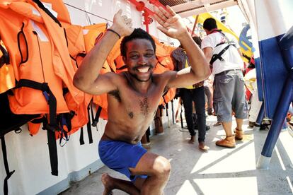 Un migrante muestra su alegría al subir al barco de MSF tras ser rescatado.