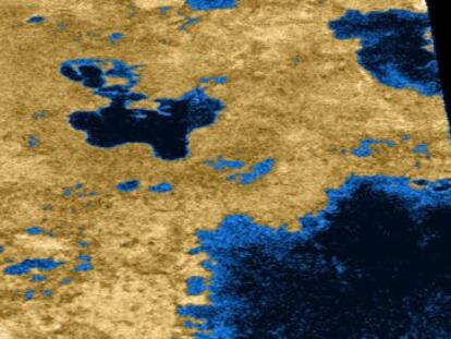 Lagos de metano líquido en la superficie de Titán captados por la sonda ‘Cassini’ en órbita de Saturno.