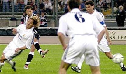 Del Piero, tras superar a Hierro y Salgado, dispara con precisión para marcar el segundo gol del Juventus.