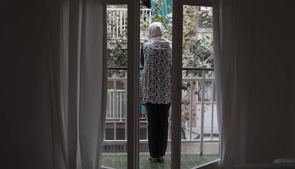 Fati Guah, al balcó del seu pis a l'Hospitalet, lliurat pel Centre d'Acollida Assís.