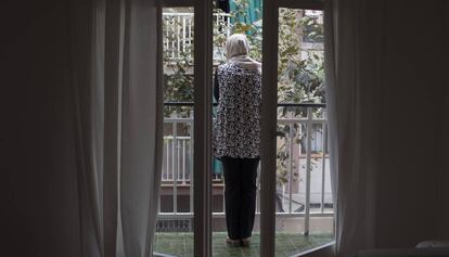 Fati Guah en el balcón de su piso en L'Hospitalet, entregado por el Centre d’Acollida Assís.