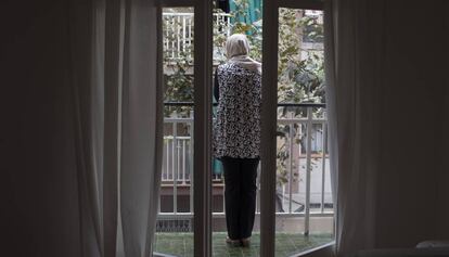 Fati Guah en el balcón de su piso en L'Hospitalet, entregado por el Centre d’Acollida Assís. 