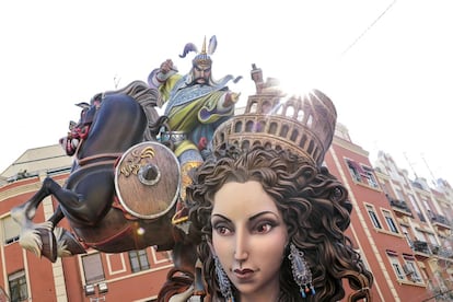 Las Fallas estrenan el título de Patrimonio Cultural e Inmaterial de la Humanidad, que recibieron en 2016. En la imagen el remate de la Falla Sueca - Literato Azorín de sección especial. Representa a Roma, con el Coliseo de sombrero, ante la amenaza de Atila.