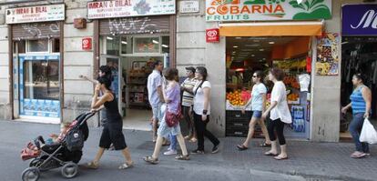 Comercios de la calle Hospital, en Ciutat Vella.