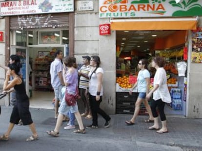 Comercios de la calle Hospital, en Ciutat Vella.