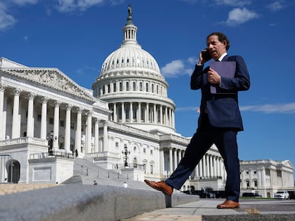 El congresista demócrata por Maryland Jamie Raskin, con el Capitolio de fondo.