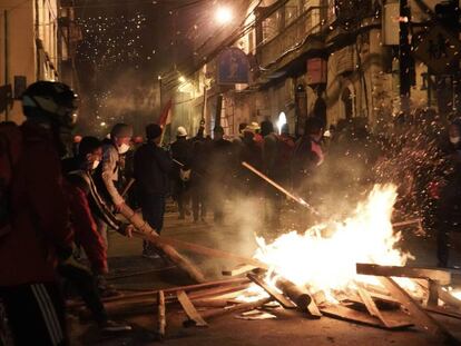 Manifestantes encienden una barricada en La Paz (Bolivia). 