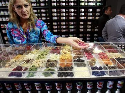 Una comercial de una empresa de ingredientes precocinados en el congreso San Sebastián Gastronomika, que este año homenajea a la cocina de Londres.