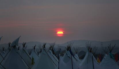 Puesta de sol entre las tiendes de campaña instaladas en el festival británico de Glastonbury, 26 de junio de 2013.
