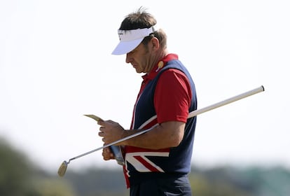 Nick Faldo, en el segundo hoyo, con un patriota chaleco inglés.