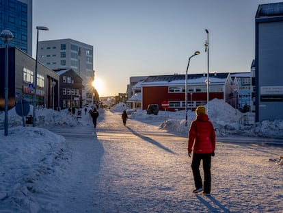 Varias personas caminan por el centro de Nuuk, el 13 de enero. 