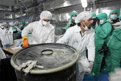 Expertos nucleares iraníes, junto a un bidón con productos radiactivos, en la planta de uranio de Isfahán.