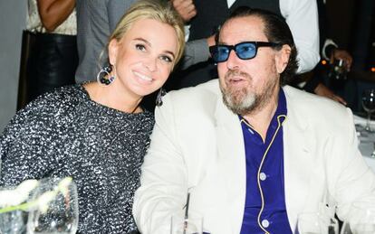 Corinna zu Sayn-Wittgenstein junto al director y pintor Julian Schnabel, en la cena de 'Vanity Fair' en Miami.