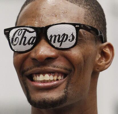 Chris Bosh, con gafas de campeón