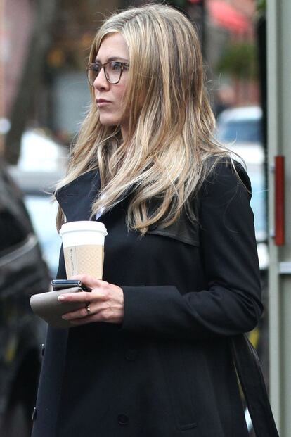 ¿Café o té? Sea lo que sea está claro que a Jennifer Aniston le gusta tomárselo al aire libre.