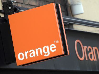 Logotipo en la fachada de una tienda de Orange.